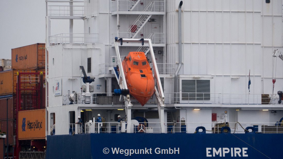 Frachter mit fliegender Rettungsinsel